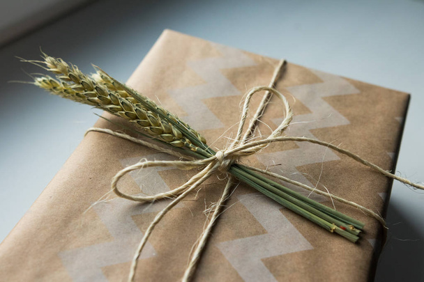 beautiful packing / gift with yellow ribbon, yellow ribbon - Valokuva, kuva
