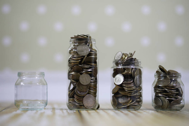 moedas empilhadas em frascos de vidro no chão rublos russos
  - Foto, Imagem