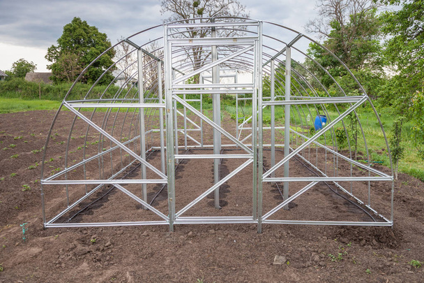 La struttura di serra è installata in giardino
 - Foto, immagini