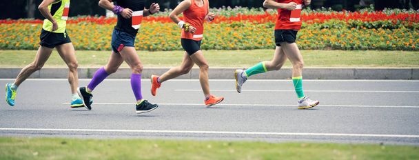 Maratonské běžecké nohy běží po městské silnici - Fotografie, Obrázek