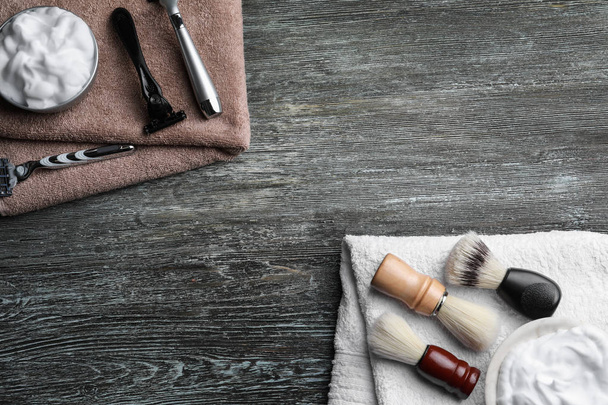 Shaving accessories for man on wooden background - Fotografie, Obrázek