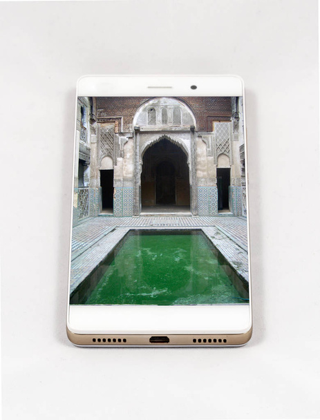Σύγχρονο smartphone που εμφανίζει την εικόνα σε πλήρη οθόνη της Φεζ, Μαρόκο - Φωτογραφία, εικόνα
