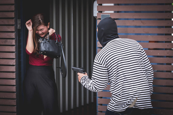 Ladrón está mirando a una mujer asiática que está en un inodoro solo porque quiere robar su bolso
. - Foto, imagen