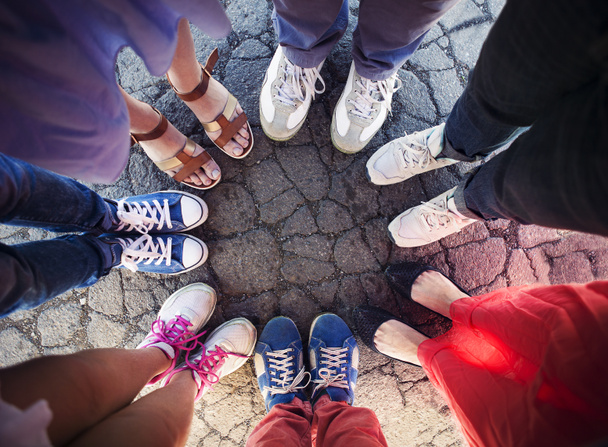 Skupina přátel s nohama v kruh  - Fotografie, Obrázek