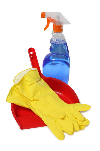 hulpmiddelen voor het schoonmaken op een witte achtergrond - Foto, afbeelding