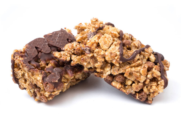 Barras de cereales de chocolate con grano entero de trigo y chocolate sobre un fondo blanco
. - Foto, imagen