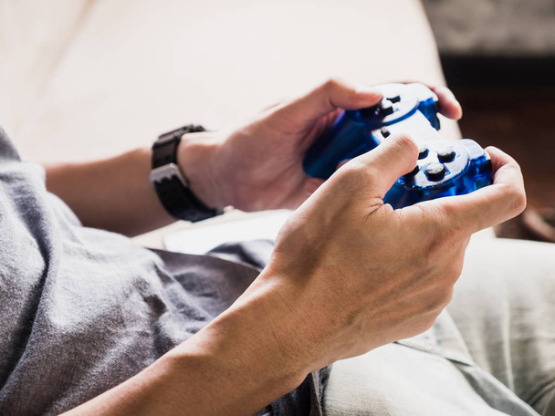 Close up van een jonge gamer afspelen van de video game met een joystick - Foto, afbeelding