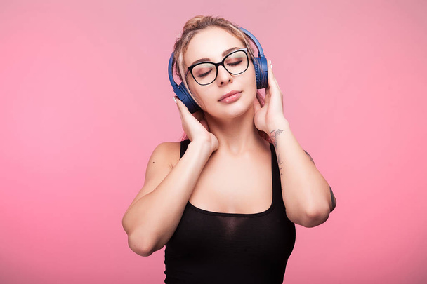 Sexy woman with eye closed listening to music - Foto, Imagem