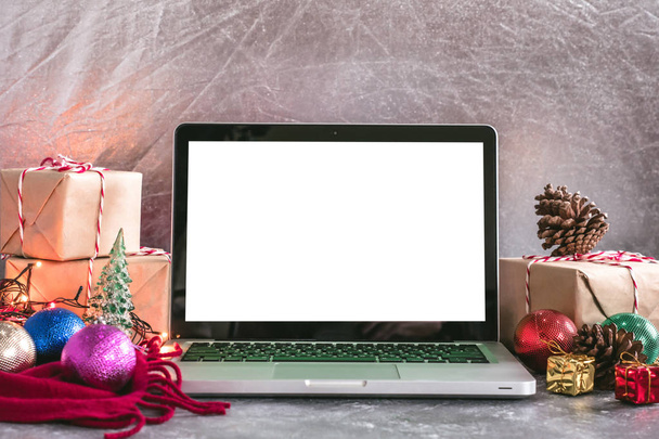 Beyaz ekran, hediye kutuları ve tablo Noel dekorasyonu ile dizüstü bilgisayar. - Fotoğraf, Görsel
