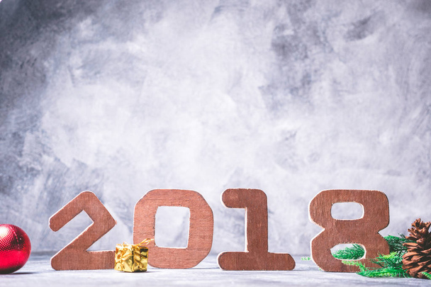 Деревянные номера 2018 с рождественским декором на сером фоне гранжа
. - Фото, изображение