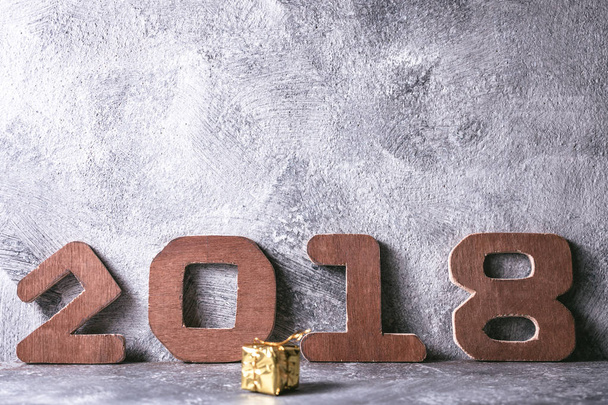 Деревянные номера 2018 на сером гранж фоне. С Новым годом
 - Фото, изображение