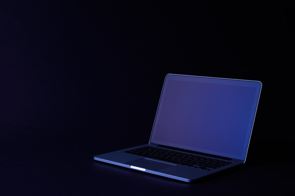 egy laptop képernyő sötét tükrözi ki van kapcsolva - Fotó, kép
