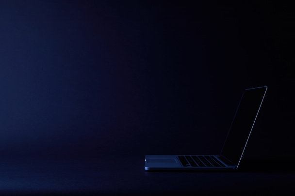 um desligado laptop aberto no escuro
 - Foto, Imagem