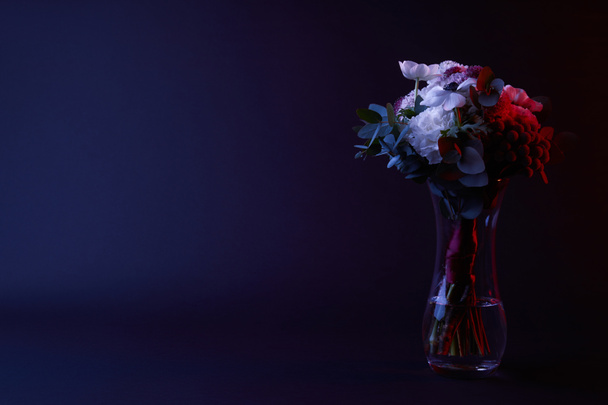 bouquet of different flowers in vase on dark - Foto, imagen