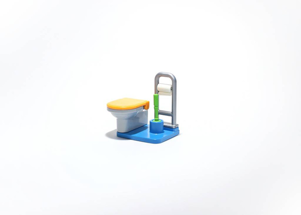 Wasser-Spielzeug mit Pinsel und Toilettenpapier - Foto, Bild