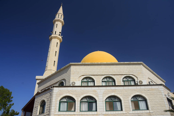 Grande mesquita bonita em kfar Tavor - cidade árabe no monte Tabor (Har Tavor). Israel
. - Foto, Imagem