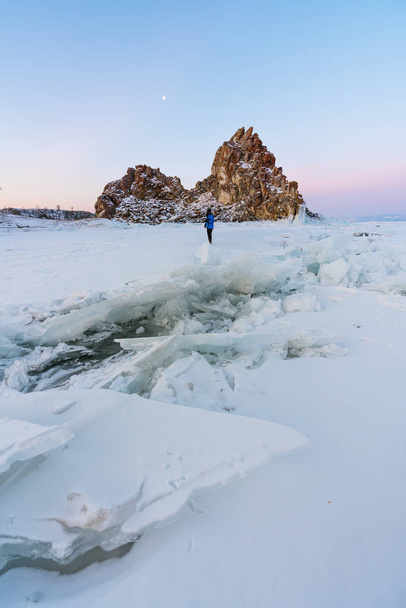 冬の風景、冬、ロシアの冷凍バイカル湖の山と雪で覆われて割れた凍った湖 - 写真・画像