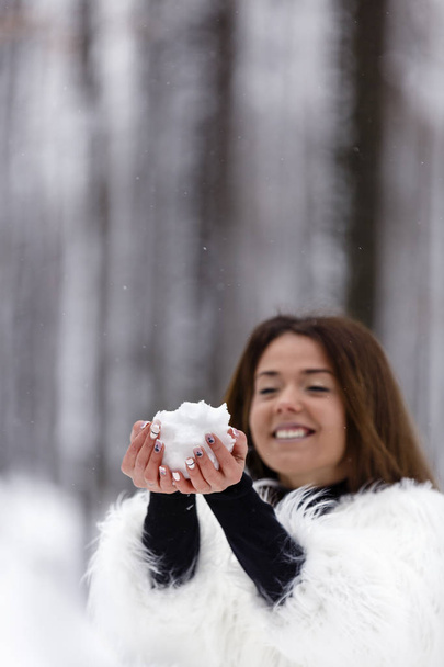 krásná mladá žena se těší zima v lese - Fotografie, Obrázek