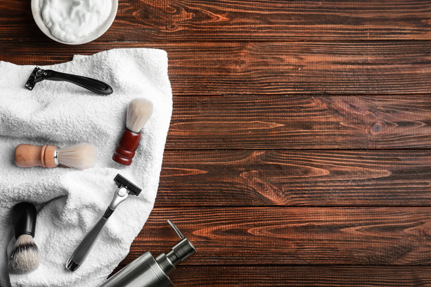 Akcesoria do golenia dla człowieka na tle drewnianych - Zdjęcie, obraz