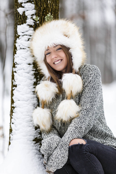 森の中の冬を楽しんでいる美しい若い女性 - 写真・画像