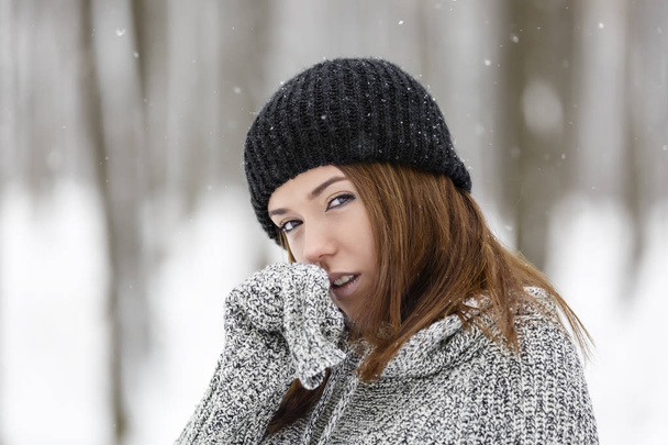 bella giovane donna godendo l'inverno nel bosco
 - Foto, immagini