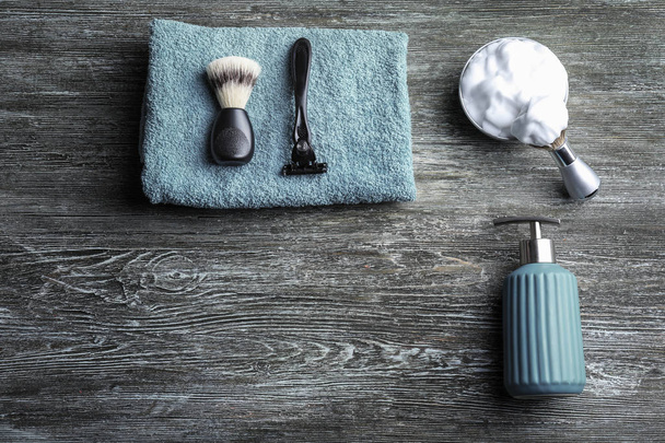 Shaving accessories for man on wooden background - Zdjęcie, obraz