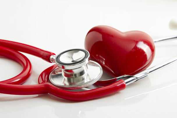 rode stethoscoop en hart  - Foto, afbeelding