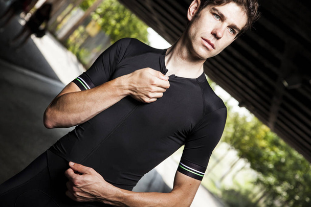 cyklista v černém lezení krém jersey v tunelu 02 - Fotografie, Obrázek