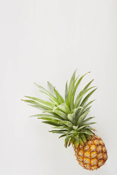 Sommer Konzept Ananas weißes Holz - Foto, Bild