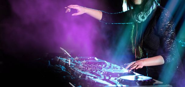 DJ mixy trati v nočním klubu na večírku - Fotografie, Obrázek