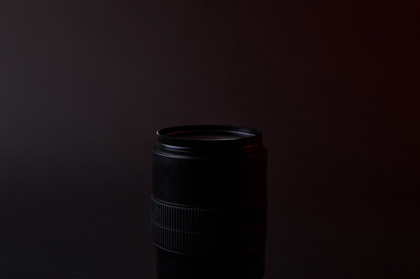 lentille optique unique sur surface sombre
 - Photo, image