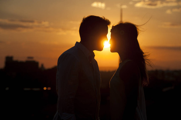Ζευγάρι φιλιά στο ηλιοβασίλεμα - Φωτογραφία, εικόνα