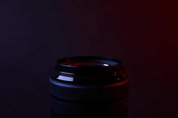 une lentille de caméra sur la surface sombre
 - Photo, image