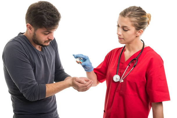 Пациент мужского пола принимает таблетки из женского дока
 - Фото, изображение