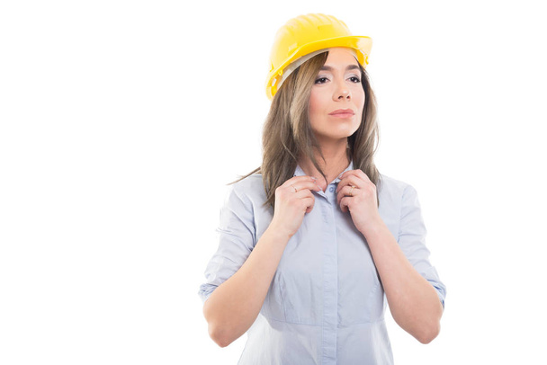 Portret van vrouwelijke constructor dichtknopen haar shir - Foto, afbeelding