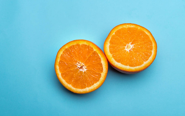 Moitiés d'orange sur fond bleu
 - Photo, image