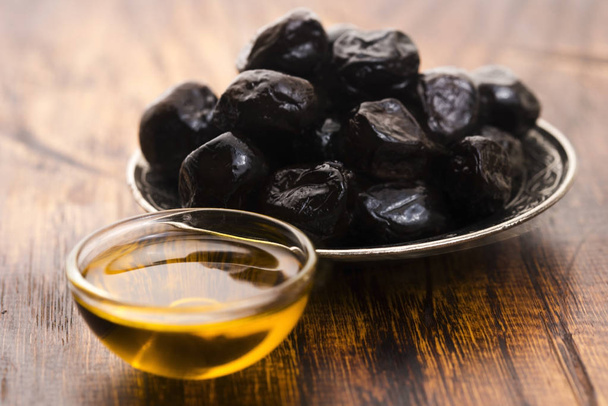 Primer plano de aceitunas negras y aceite de oliva - Foto, Imagen