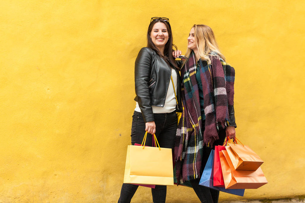 Close novias pasar tiempo juntos en el viaje de compras
 - Foto, Imagen