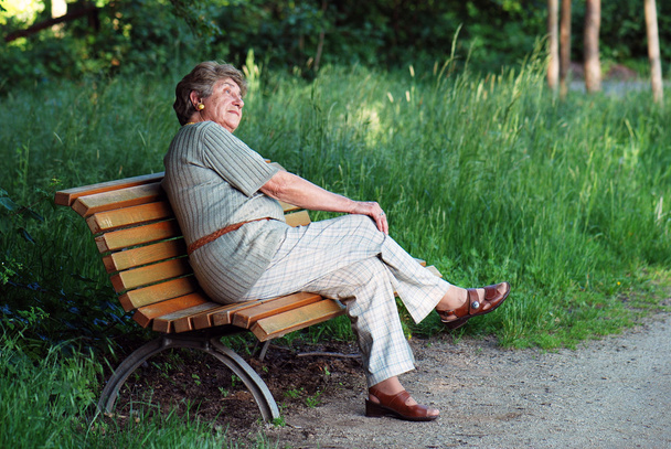 Anciana en el banco del parque
 - Foto, imagen