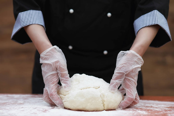 kucharz sprawia, że mąka do pieczenia na stole - Zdjęcie, obraz