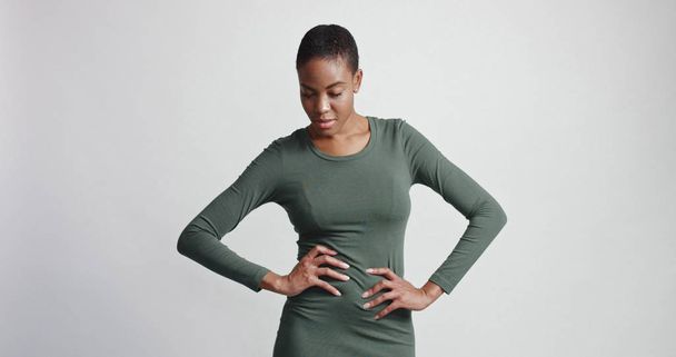 zwarte vrouw met een kort kapsel in studio shoot - Foto, afbeelding