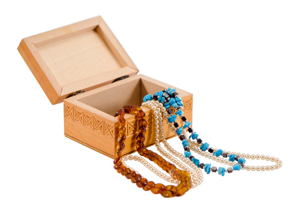 κεχριμπάρι και μαργαριτάρι κολιέ κοσμήματα ξύλινο κουτί απομονωθεί - Φωτογραφία, εικόνα