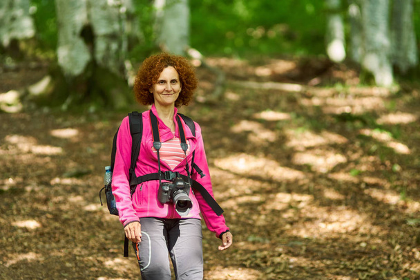 Woman nature photographer with professional camera and backpack - Fotoğraf, Görsel