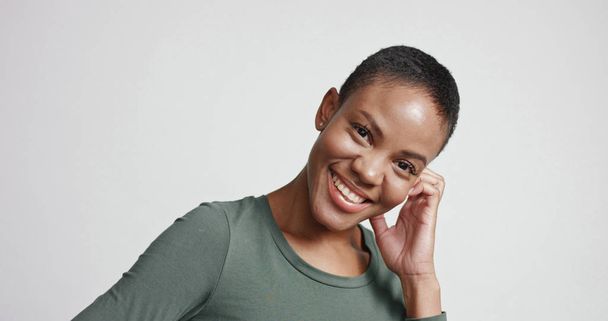 femme noire avec une coupe de cheveux courte en studio shoot
 - Photo, image