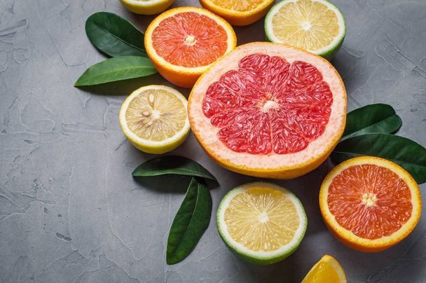 raw food: slicing citrus fruits. Orange, tangerine, lemon lime grapefruit - Foto, Imagem