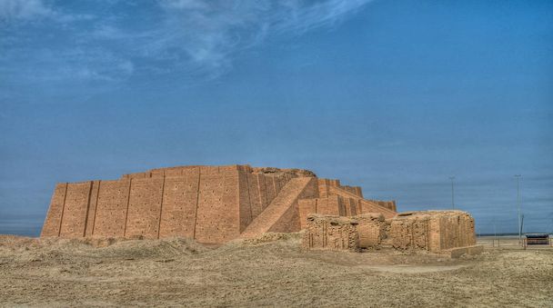 Az iraki Ur ziggurat felújított homlokzata - Fotó, kép