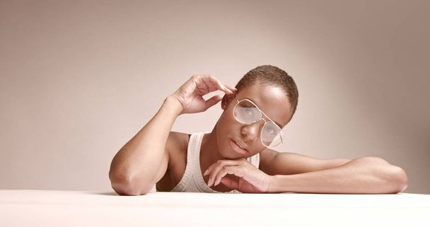 Schwarze Frau mit Kurzhaarschnitt beim Studioshooting - Foto, Bild