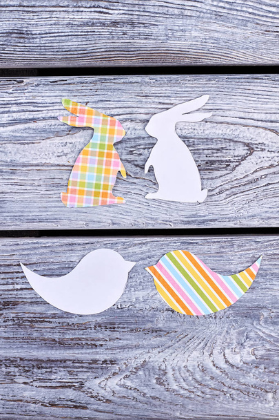 Silhouettes animalistes découpées sur papier pour Pâques
. - Photo, image