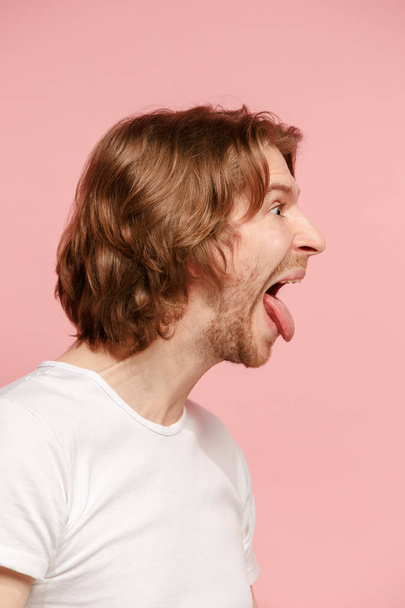 The man with crazy expression isolated on pink - Fotoğraf, Görsel