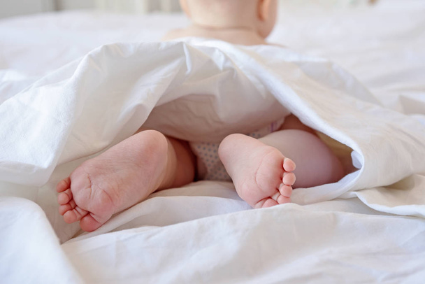 Lähikuva vauvan jalat
 - Valokuva, kuva